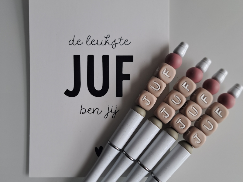 juffen pennen met de letters juf