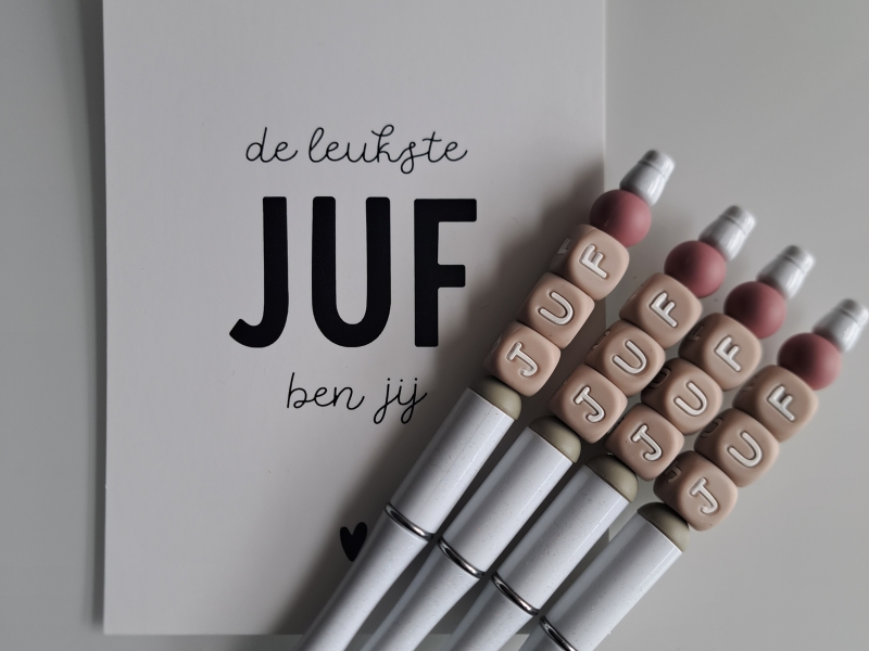 juffen pennen met de letters juf